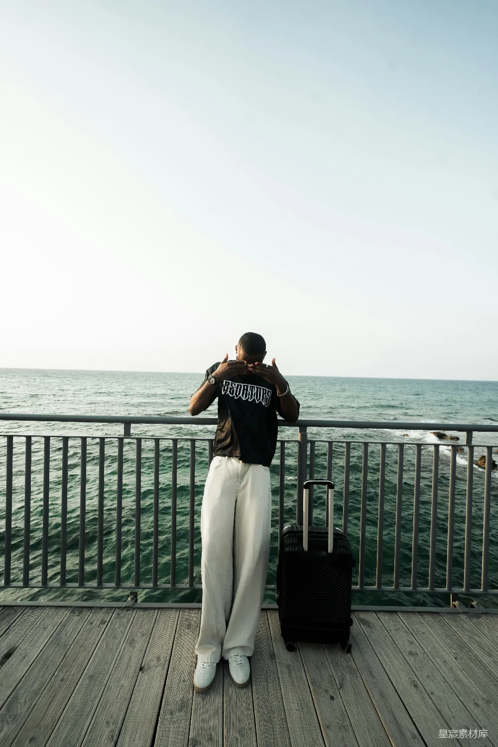 高清摄影 旅行 海边 码头 旅行者 休闲 海边码头的旅行者