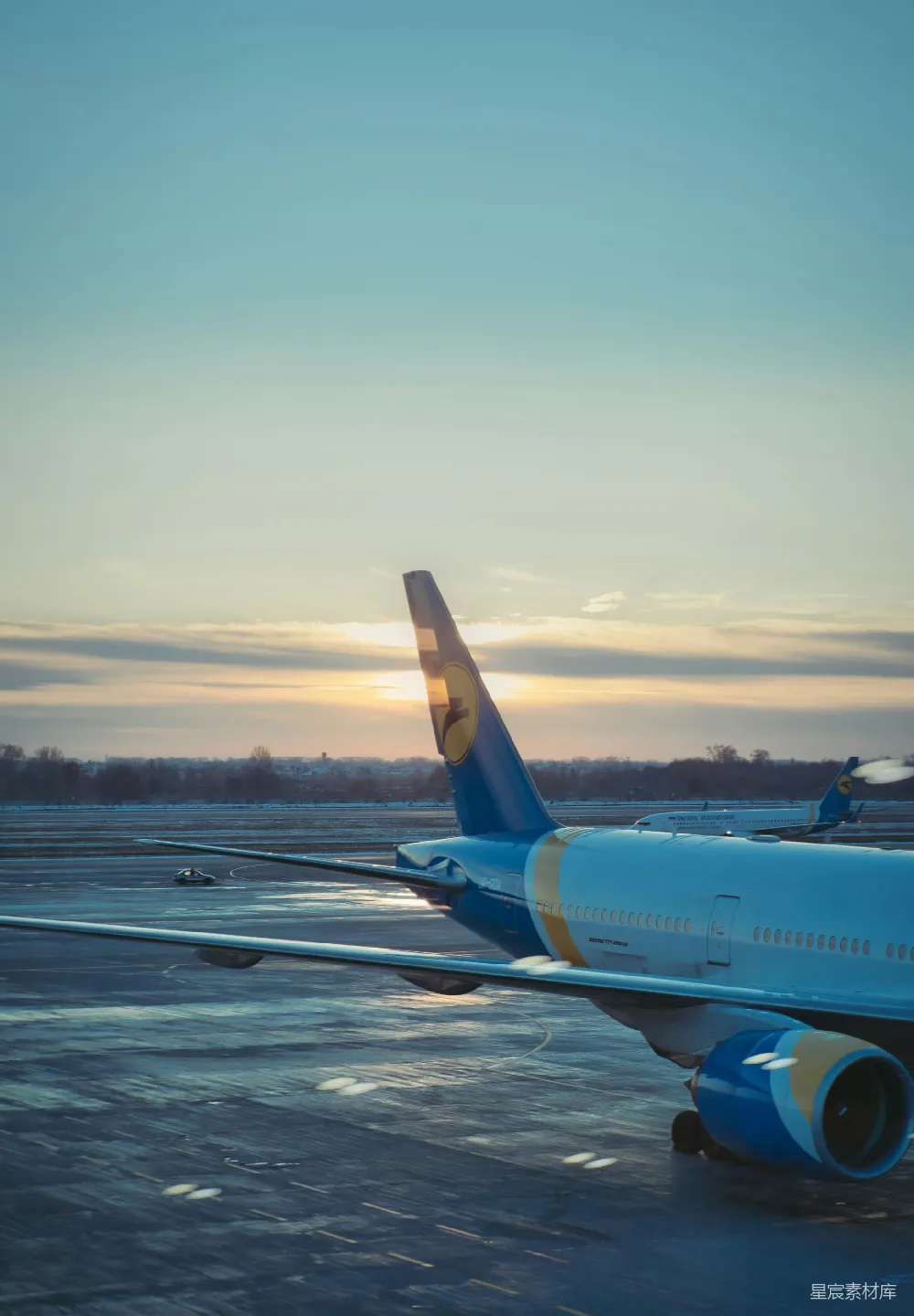 高清摄影 飞机 夕阳 跑道 旅行 航空 夕阳下的飞机跑道