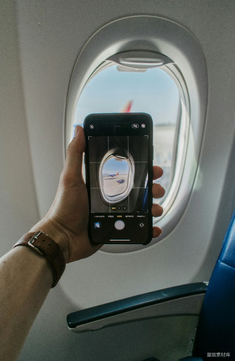 高清摄影 飞机 旅行 自拍 窗户 手机 飞机窗外的自拍