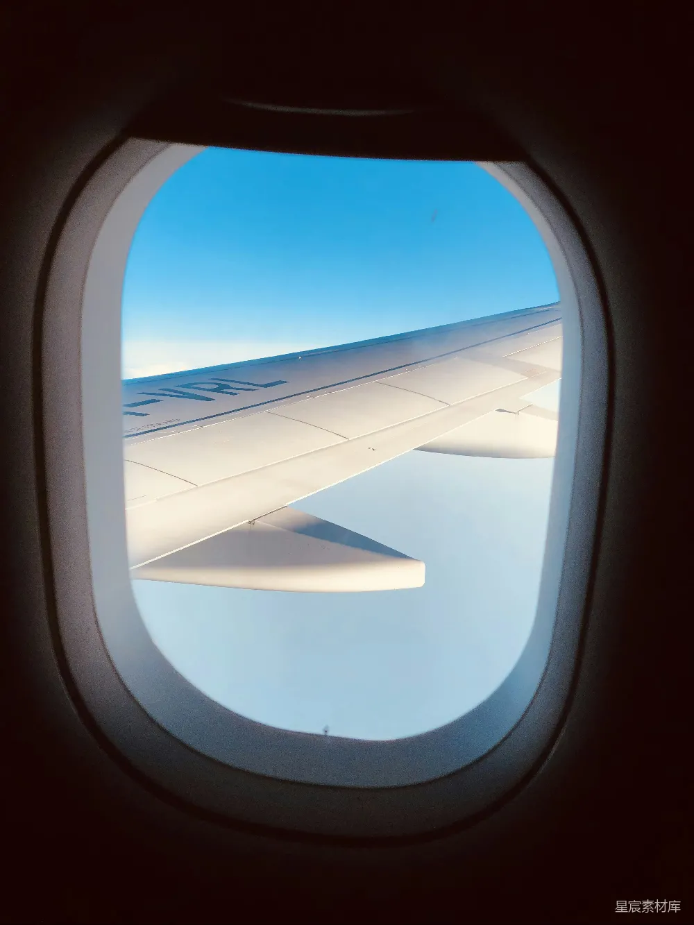 高清摄影 飞机 窗外 蓝天 飞行 旅行 飞机窗外的蓝天白云