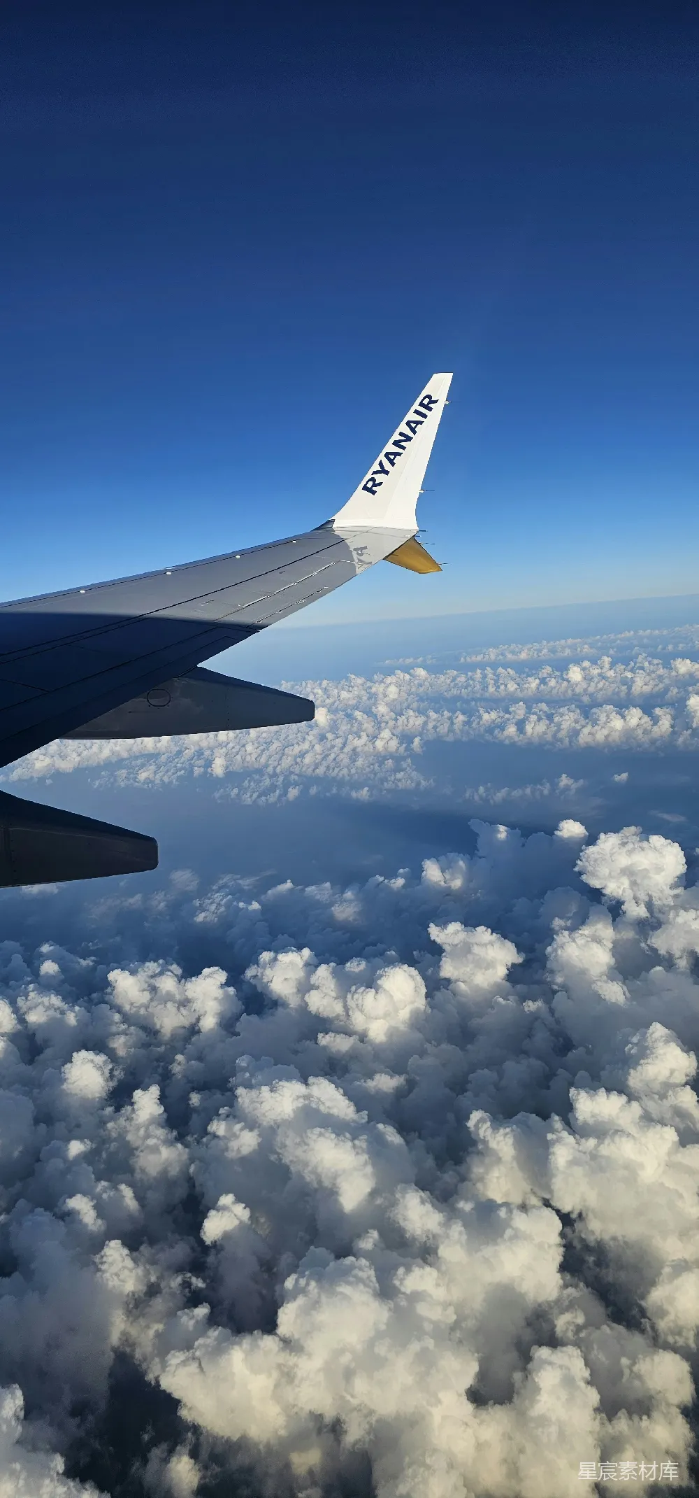 高清摄影 天空 飞行 云层 航空 旅行 空中俯瞰云海与飞机尾翼
