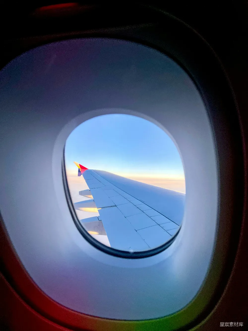 高清摄影 飞机 窗户 夕阳 机翼 旅行 飞机窗外的夕阳与机翼