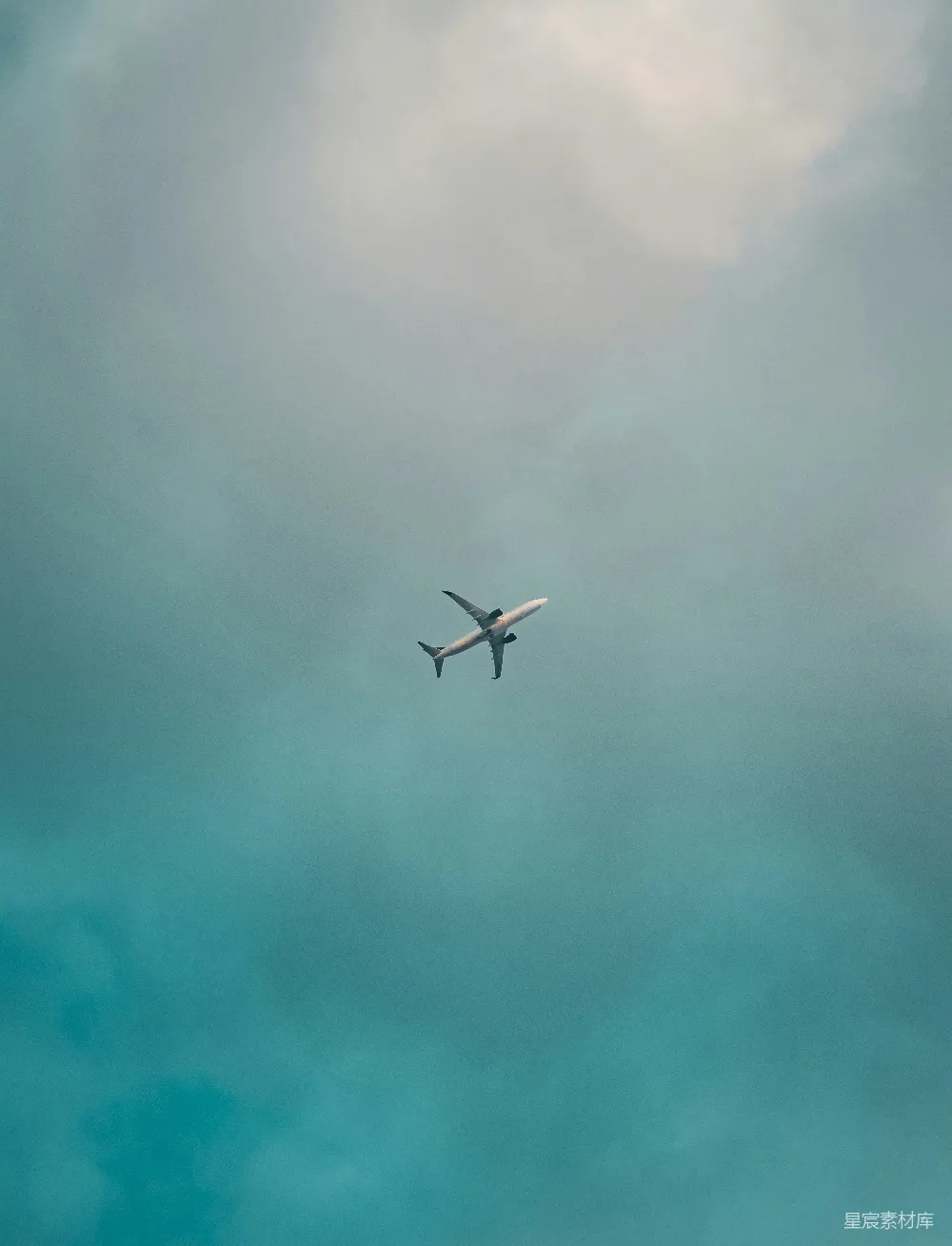 高清摄影 天空 飞机 云层 旅行 自由 空中孤影：飞机在云层中飞行