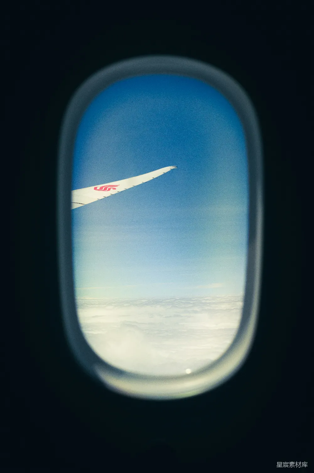 高清摄影 飞机 旅行 天空 云海 风景 飞机舷窗外的蓝天与云海