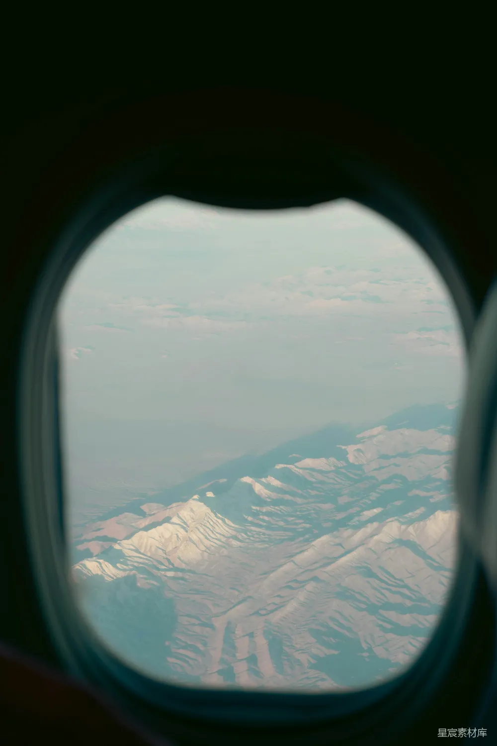 高清摄影 飞机窗户 雪山 云层 旅行 风景 空中俯瞰雪山