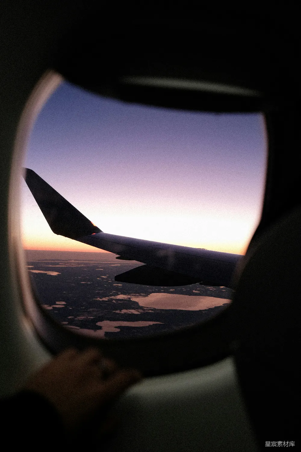 高清摄影 飞机 日落 天空 旅行 宁静 飞机窗景：日落时分的宁静