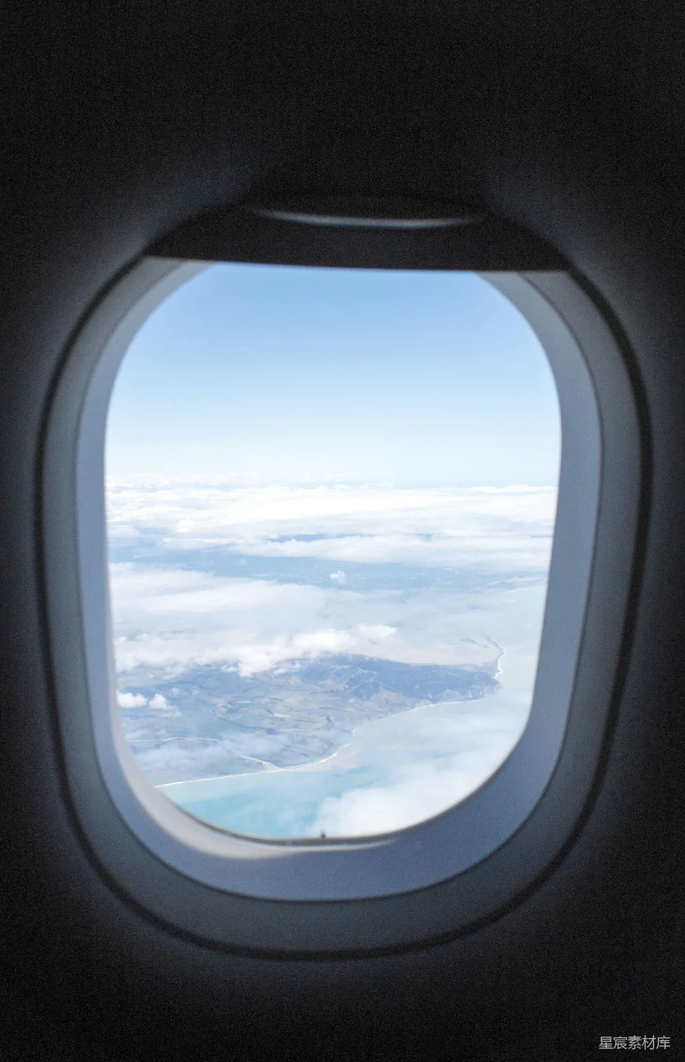 高清摄影 空中视角 旅行 自然风光 云层 海岸线 空中俯瞰：云海与海岸线