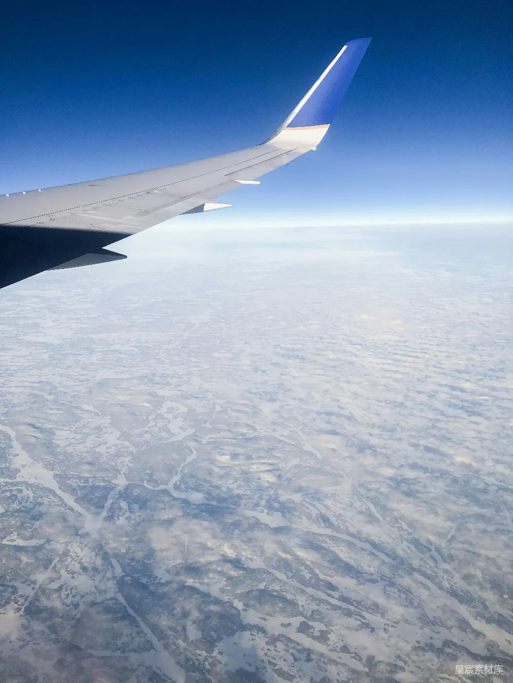 高清摄影 飞机视角 冰雪覆盖 自然风光 旅行体验 极地探索 空中俯瞰冰川