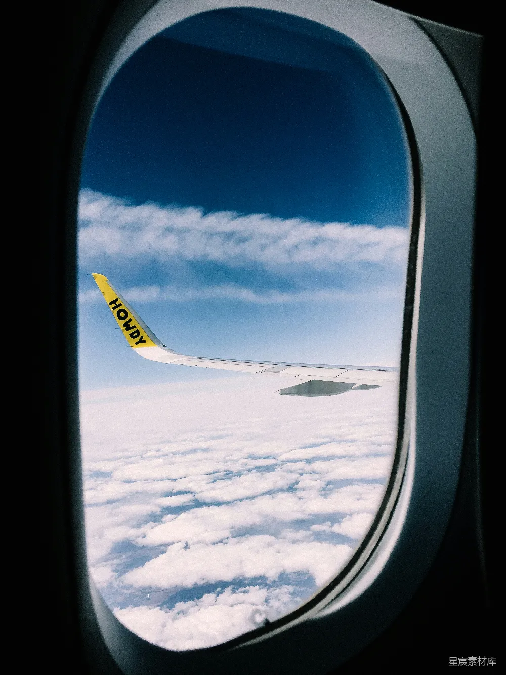 高清摄影 飞机 云层 窗户 旅行 蓝天 空中俯瞰白云与飞机尾翼