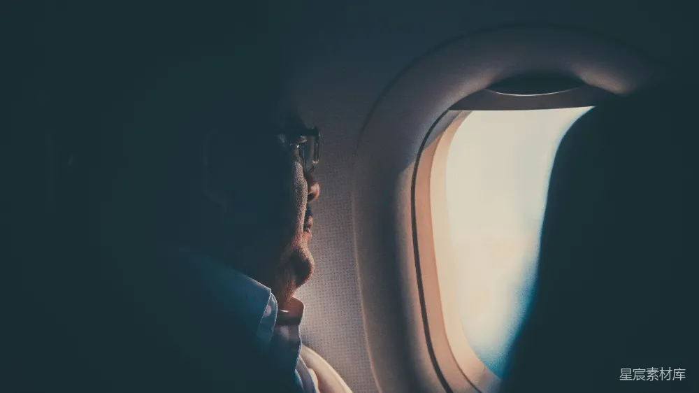 高清摄影 飞机 旅行 人物 窗户 旅途 飞机上的旅行者