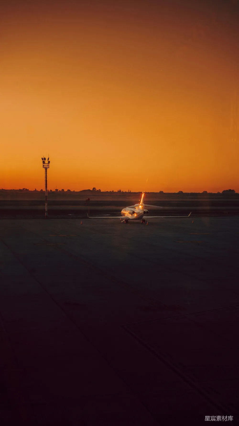 高清摄影 飞机 机场 日落 旅行 风景 夕阳下的机场