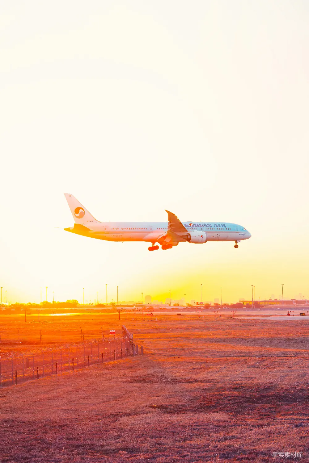 高清摄影 飞机 夕阳 航空 旅行 日落 夕阳下的韩国航空客机