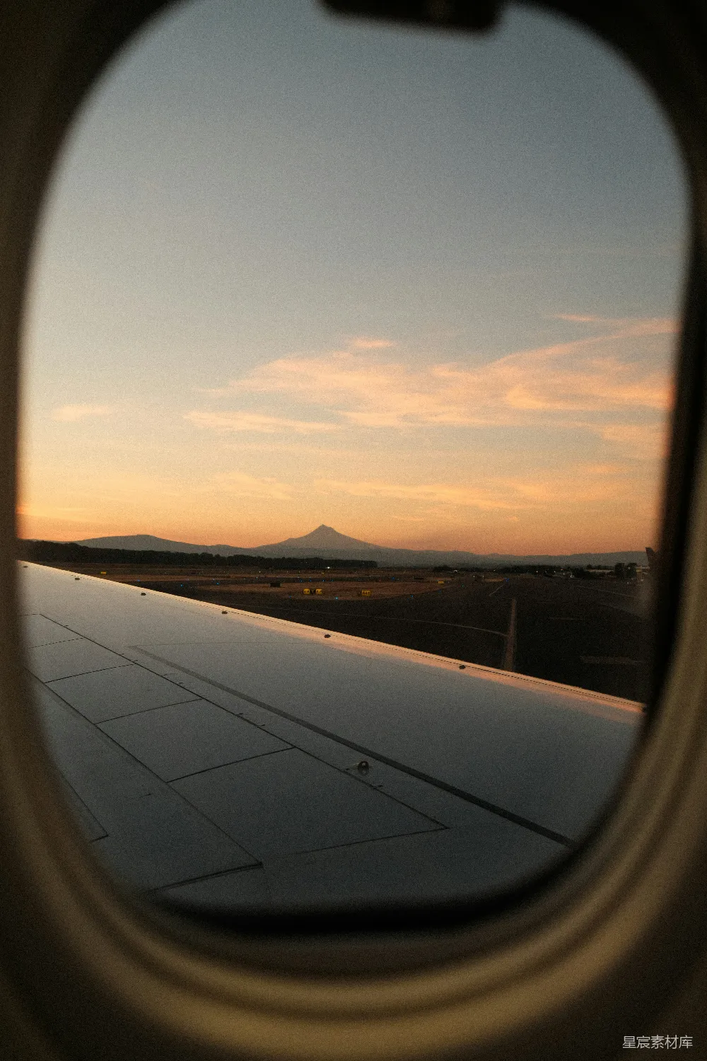 高清摄影 飞机 窗外风景 落日 山景 旅行 飞机窗外的落日与山景