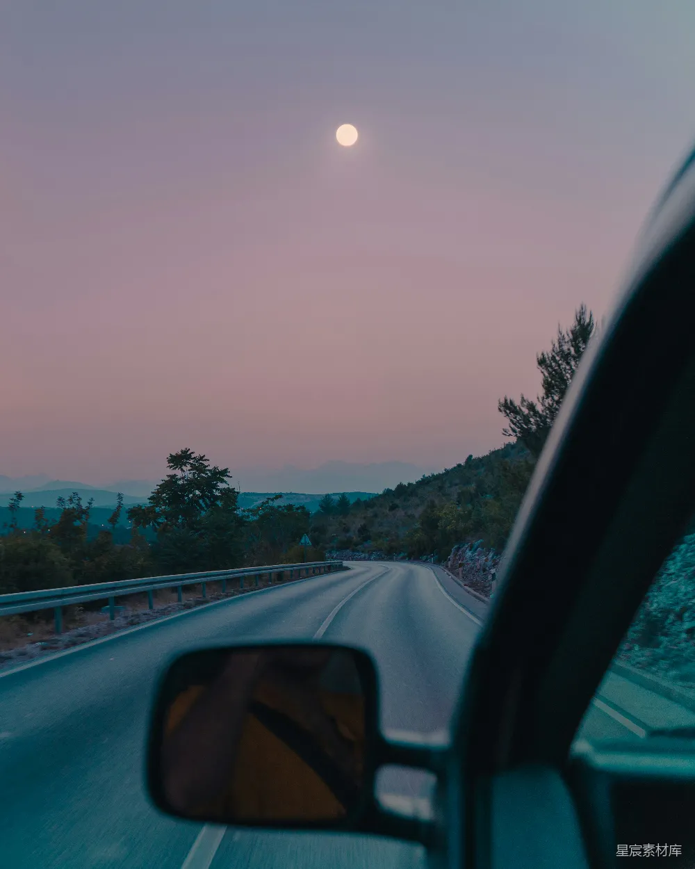 高清摄影 黄昏 月亮 公路 风景 旅行 黄昏路上的月光