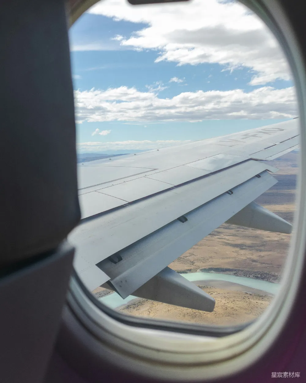 高清摄影 飞机 空中风景 宁静湖景 旅行 自然 飞机窗景：空中俯瞰宁静湖景