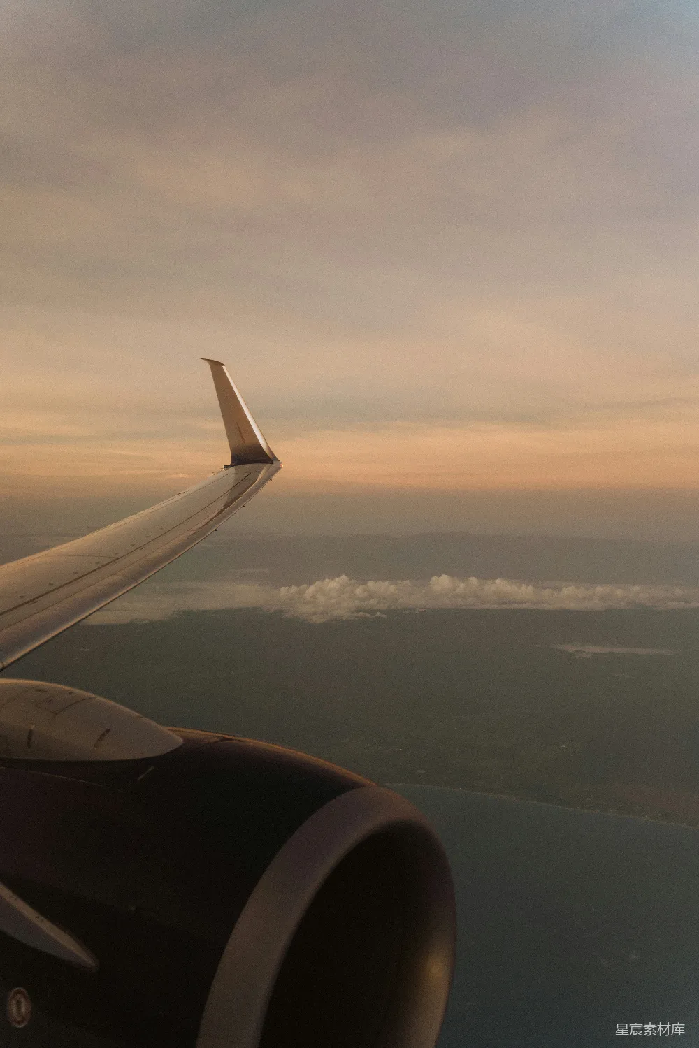 高清摄影 飞机 天空 日落 旅行 自然 空中飞行的翅膀与日落