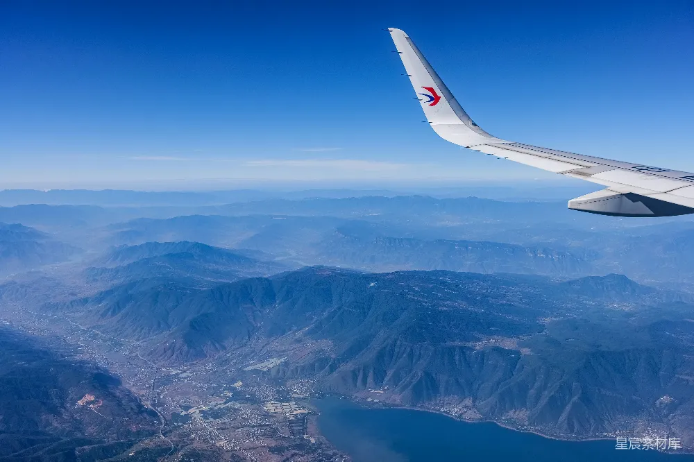 高清摄影 风景 航拍 山脉 湖泊 旅行 空中俯瞰群山与湖光