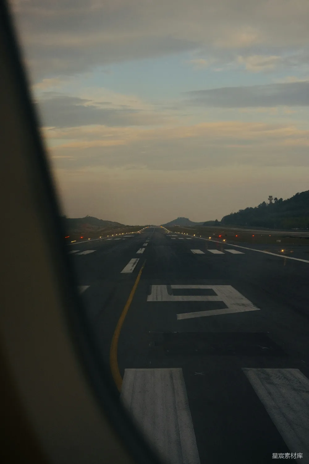 高清摄影 飞机 跑道 日出 旅行 风景 飞机起飞视角：跑道上的日出