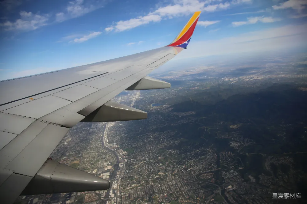 高清摄影 飞机 空中视角 城市景观 山脉 旅行 空中俯瞰城市与山脉