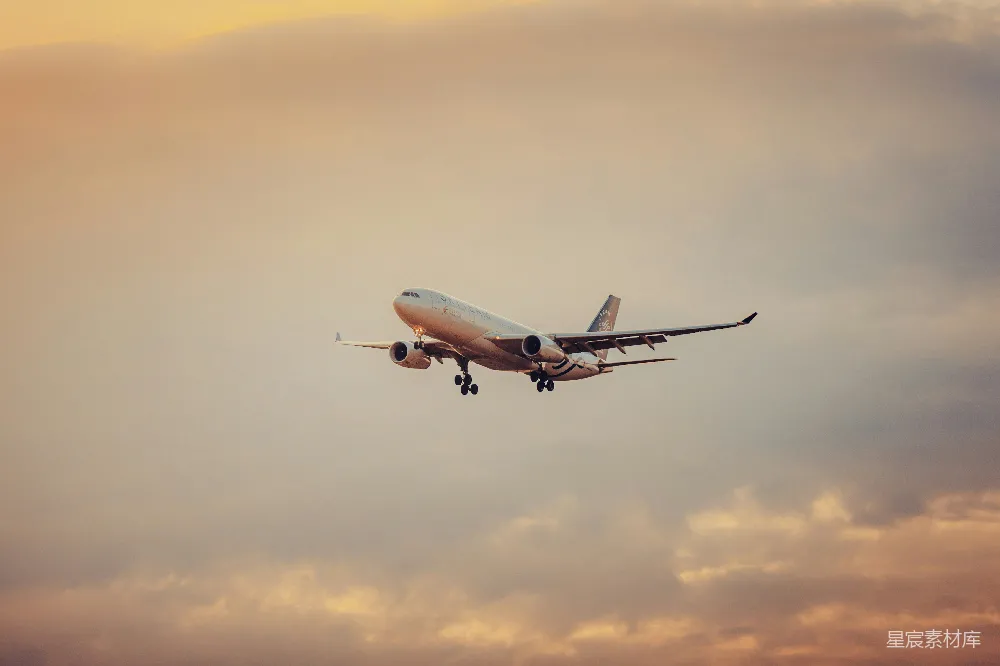 高清摄影 飞机 天空 旅行 日落 飞行 夕阳下的航班