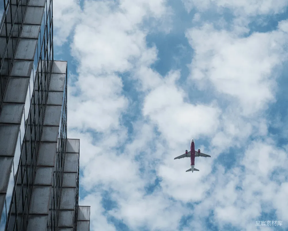 高清摄影 飞机 天空 云朵 城市 现代 空中飞过的飞机