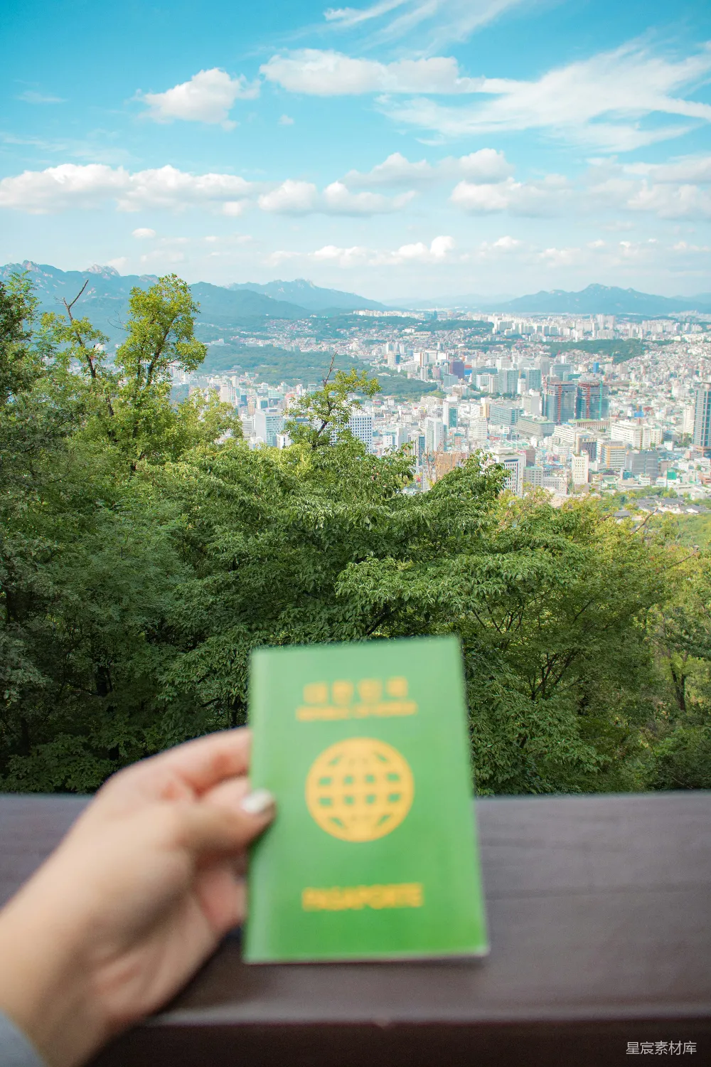 高清摄影 旅行 护照 城市景观 自然风光 户外 手持新加坡护照俯瞰城市风光