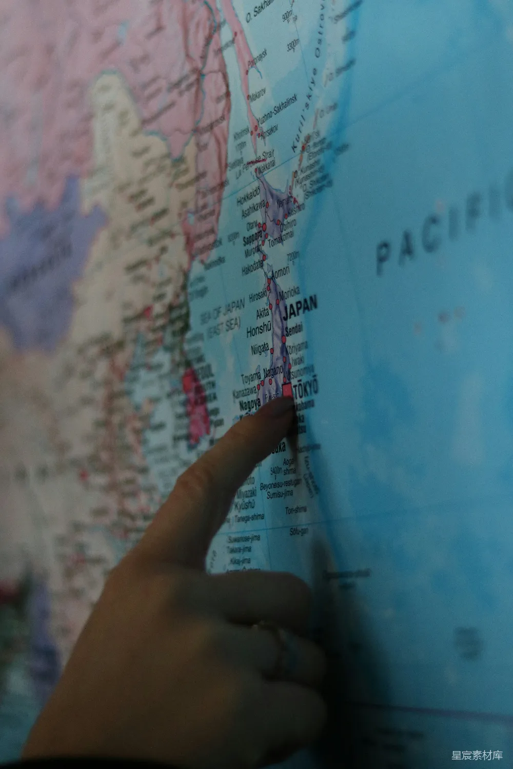 高清摄影 日本 地图 旅游 旅行 指针 手指指向日本地图上的东京