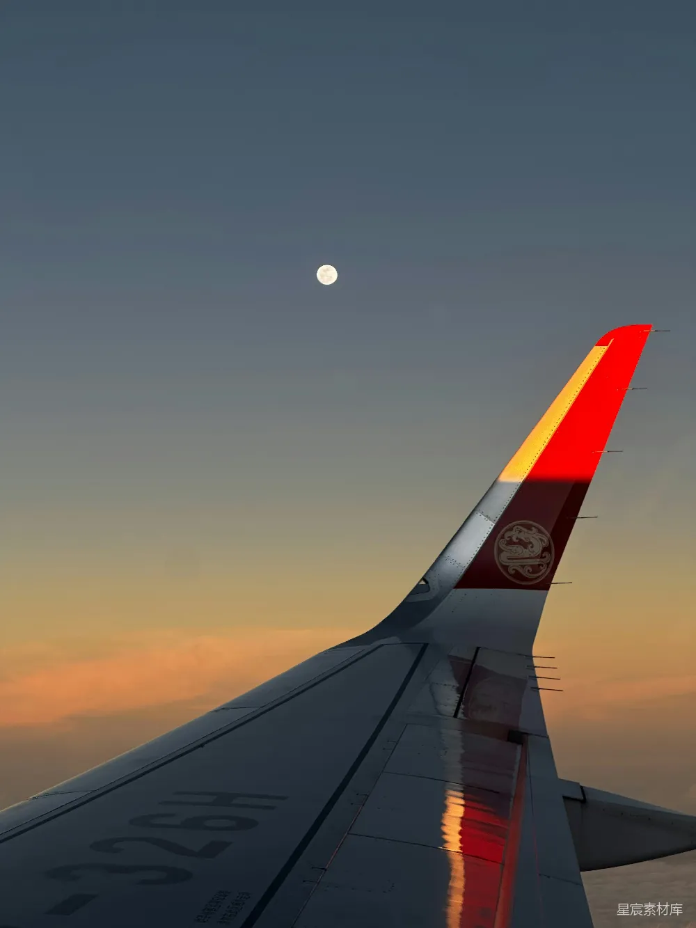 高清摄影 飞机 月光 旅行 日落 天空 月光下的飞机尾翼