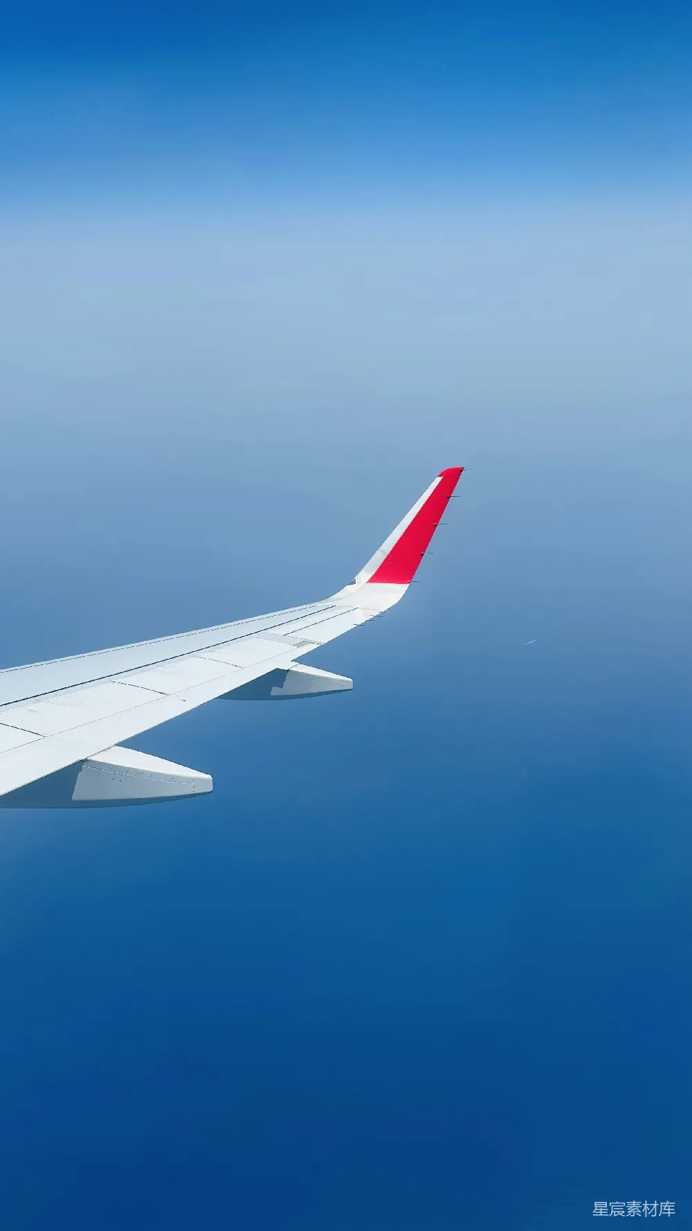 高清摄影 飞机 天空 旅行 自然 蓝天下的飞机机翼