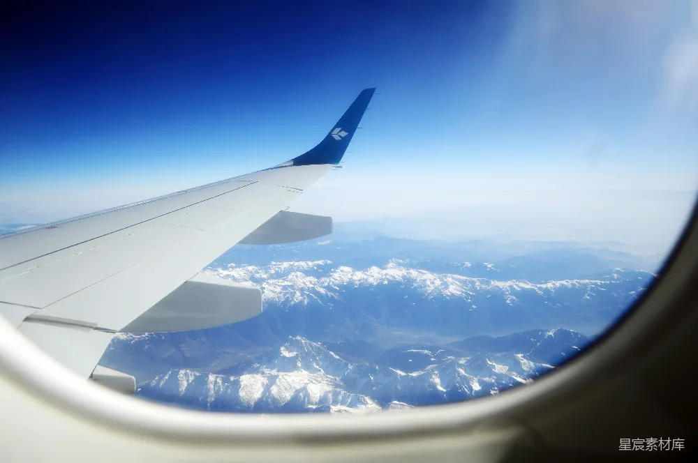 高清摄影 飞机窗户 雪山 旅行 自然风光 蓝天 空中俯瞰雪山美景