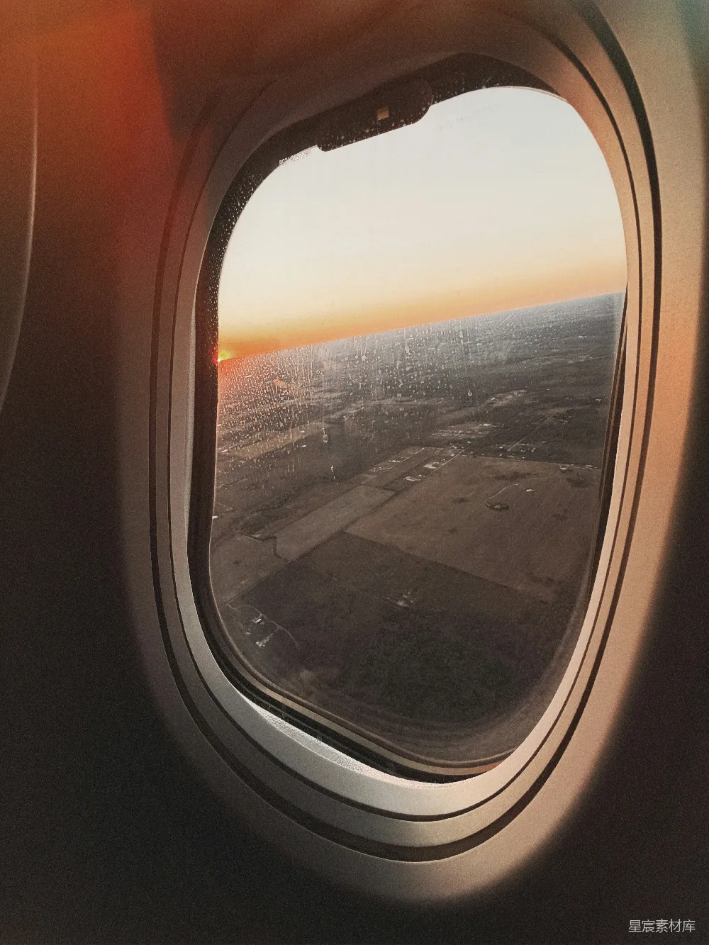 高清摄影 飞机 夕阳 旅行 风景 航拍 夕阳下的飞机舷窗