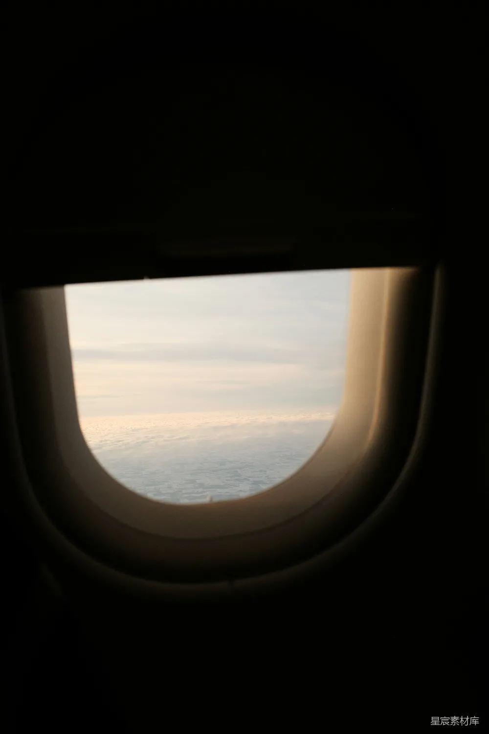 高清摄影 飞机 晨光 窗户 旅行 风景 飞机窗外的晨光
