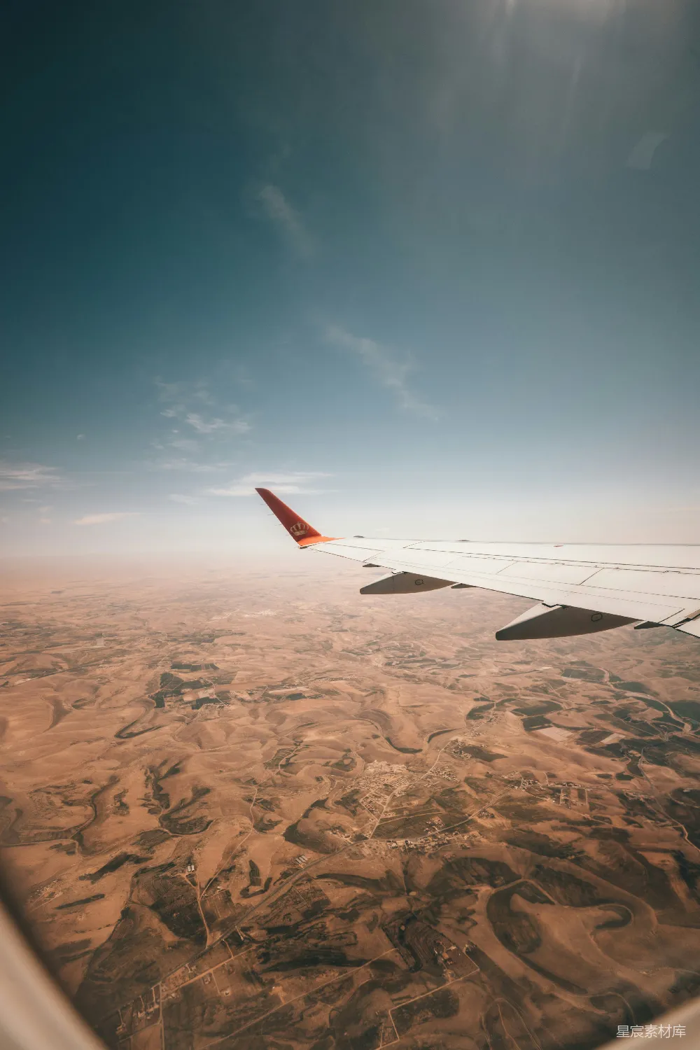 高清摄影 飞机 沙漠 风景 旅行 航拍 空中俯瞰的沙漠与飞机翅膀