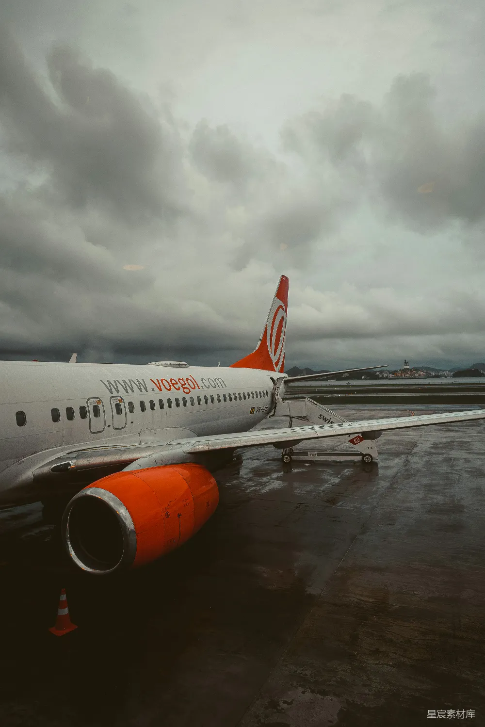 高清摄影 飞机 机场 雨后 工业风 旅行 雨后机场的飞机