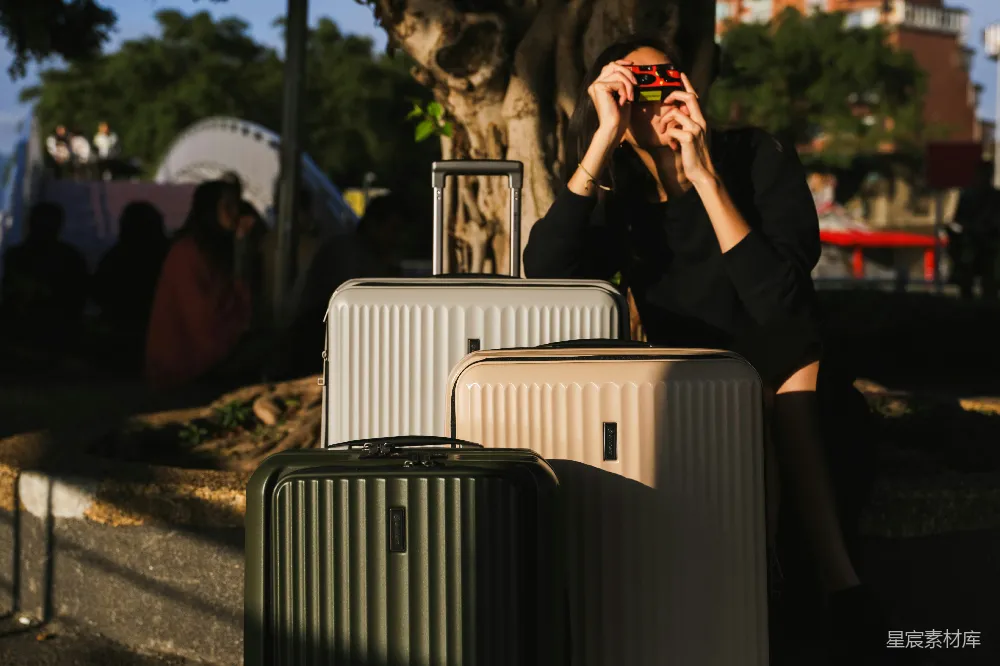 高清摄影 旅行 复古相机 行李箱 户外 生活 旅行中的瞬间：记录与出发