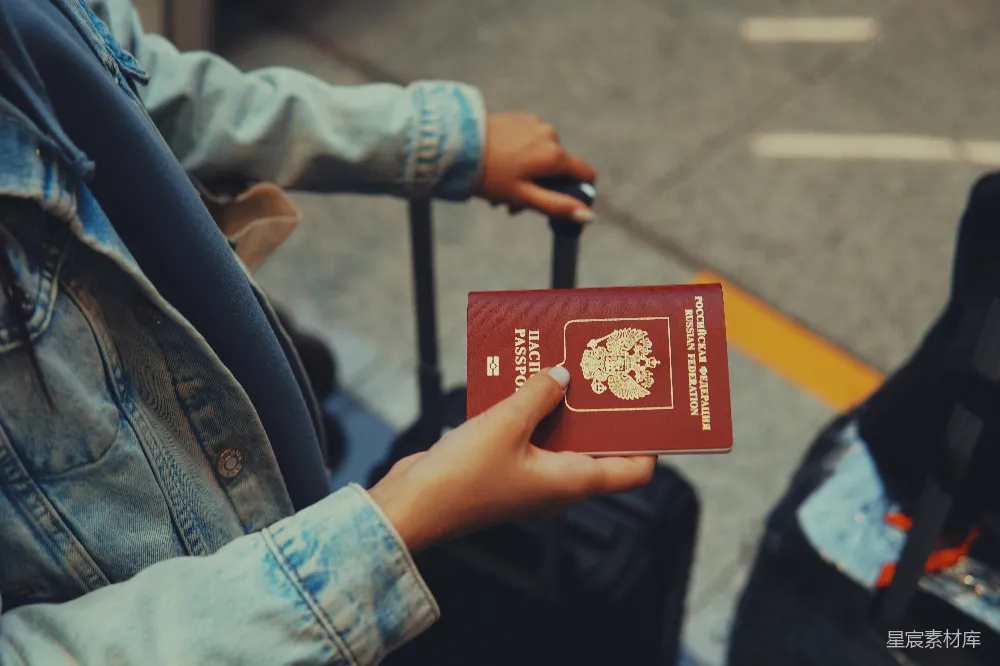 高清摄影 护照 旅行 俄罗斯 证件 休闲 手持俄罗斯护照的旅行者