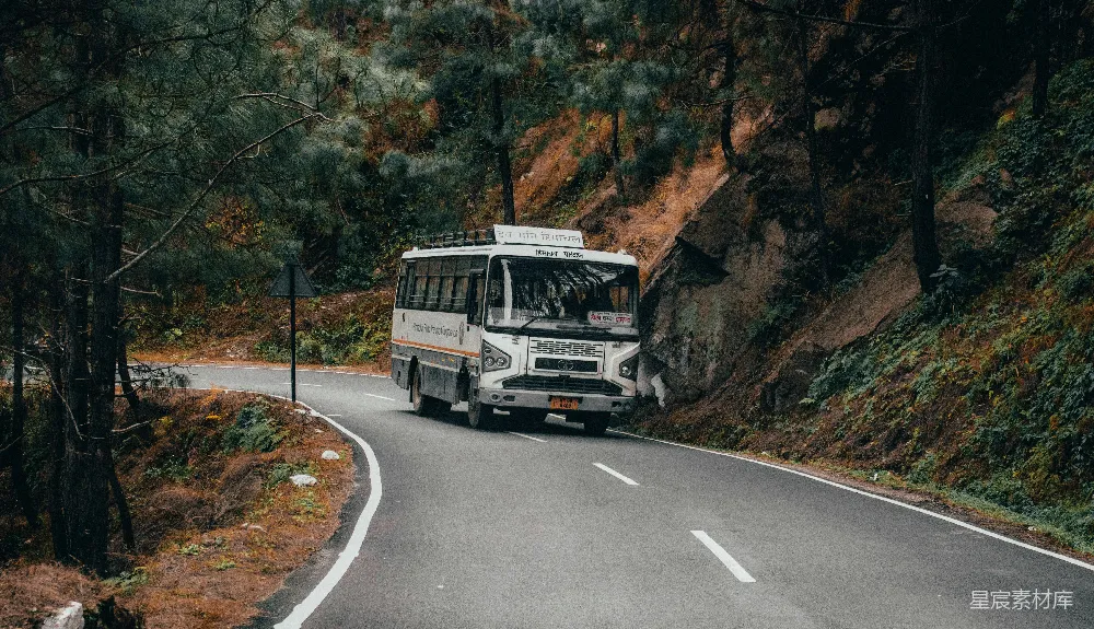 高清摄影 长途客车 山间道路 自然风光 旅行 户外 山间蜿蜒的长途客车