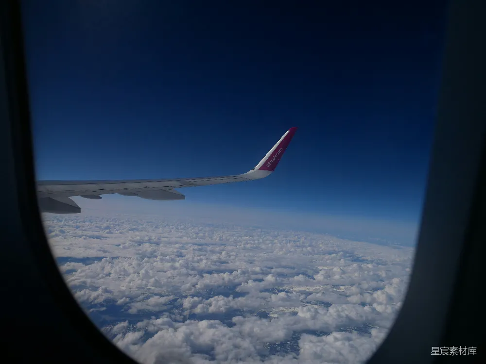 高清摄影 飞行 天空 云层 旅行 风景 空中视角的云海与飞机机翼