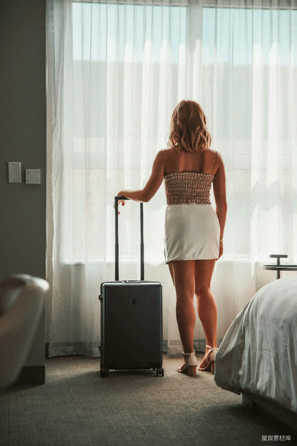 高清摄影 旅行 酒店 女性 行李箱 窗外 旅途中宁静的瞬间