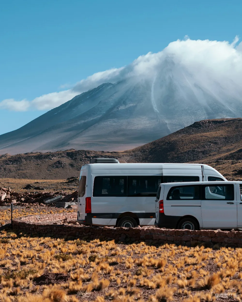 高清摄影 旅行车 沙漠 雪山 自然风光 户外探险 沙漠中的旅行车与雪山