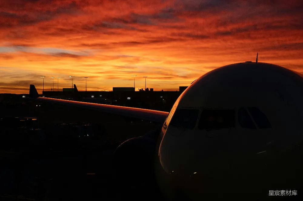 高清摄影 飞机 日落 机场 旅行 自然 夕阳下的飞机