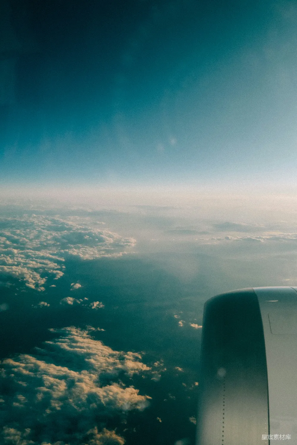高清摄影 天空 云层 飞行 自然 旅行 云海与引擎：飞机上的蓝天视角