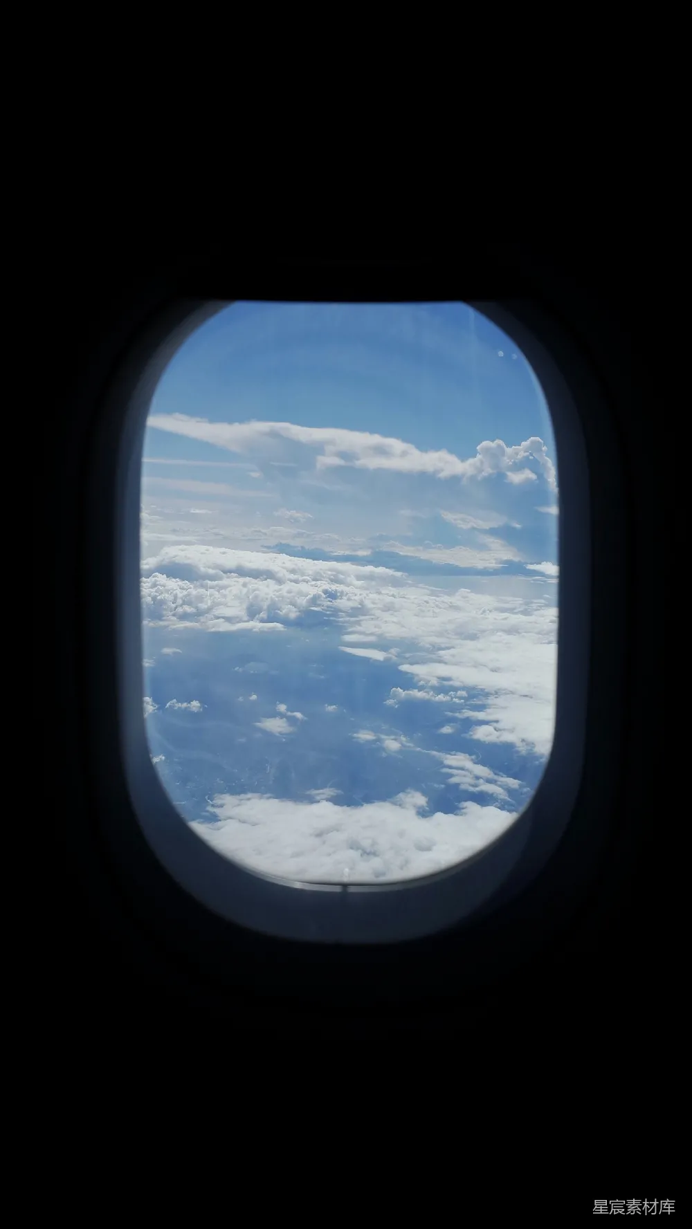 高清摄影 飞机窗户 云层 天空 旅行 自然美景 空中视角：白云与蓝天