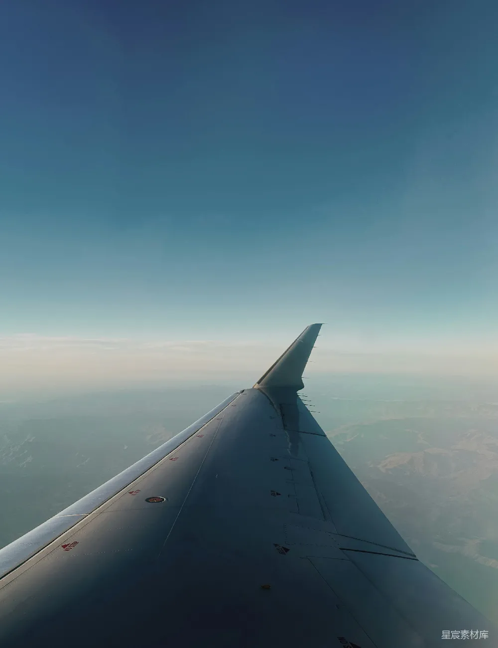 高清摄影 飞机机翼 旅行 风景 自然 天空 空中俯瞰山脉与蓝天