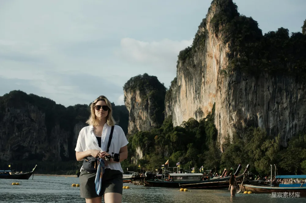 高清摄影 自然风光 旅游 海滩 山脉 休闲 海边的自然美景与游客