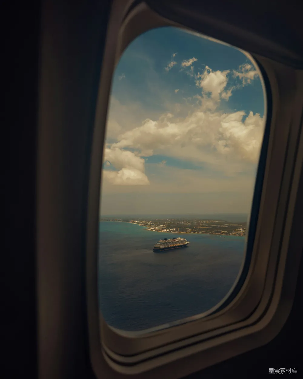 高清摄影 飞机窗户 海景 游轮 旅行 夏日 飞机窗外的海洋与游轮