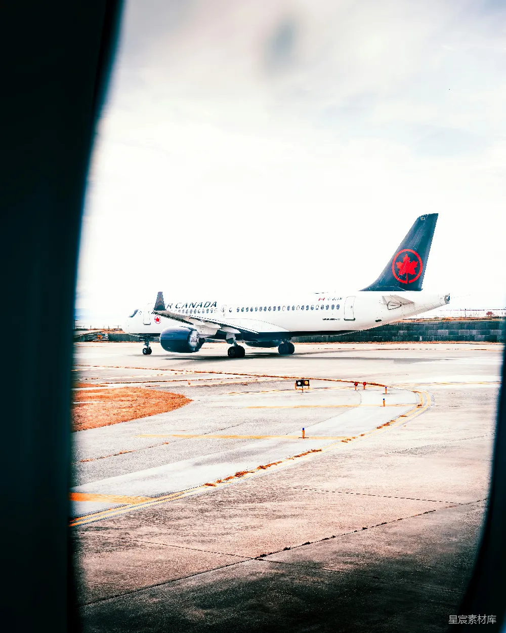 高清摄影 飞机 停机坪 加拿大航空 旅行 机场 透过窗户看停机坪上的加拿大航空飞机