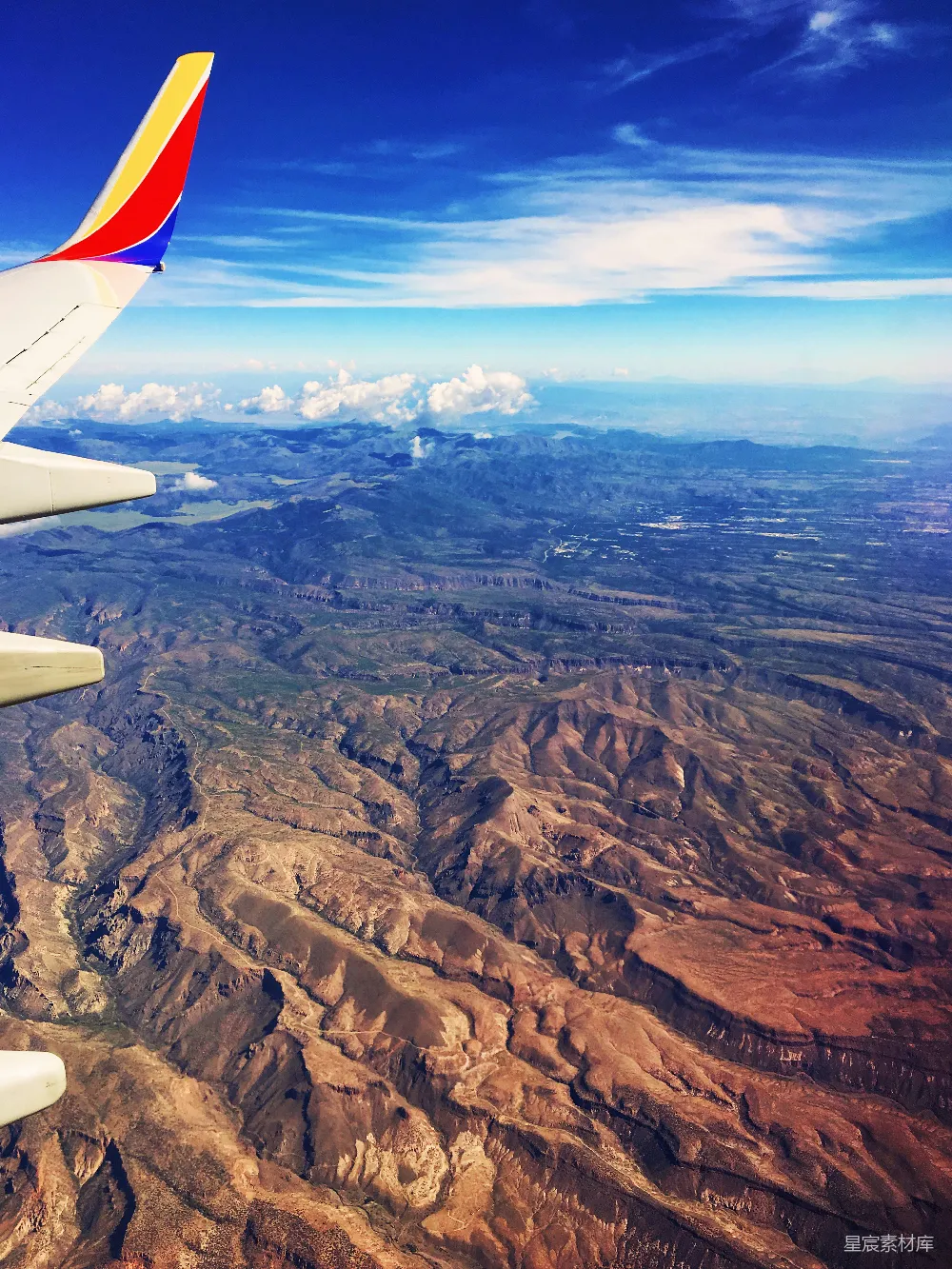 高清摄影 旅行 风景 天空 飞机 山脉 空中俯瞰壮丽山脉