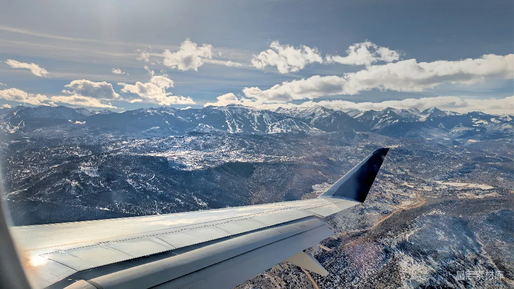 高清摄影 雪山 空中视角 旅行 自然风光 冬季 飞机视角下的雪山壮丽景色