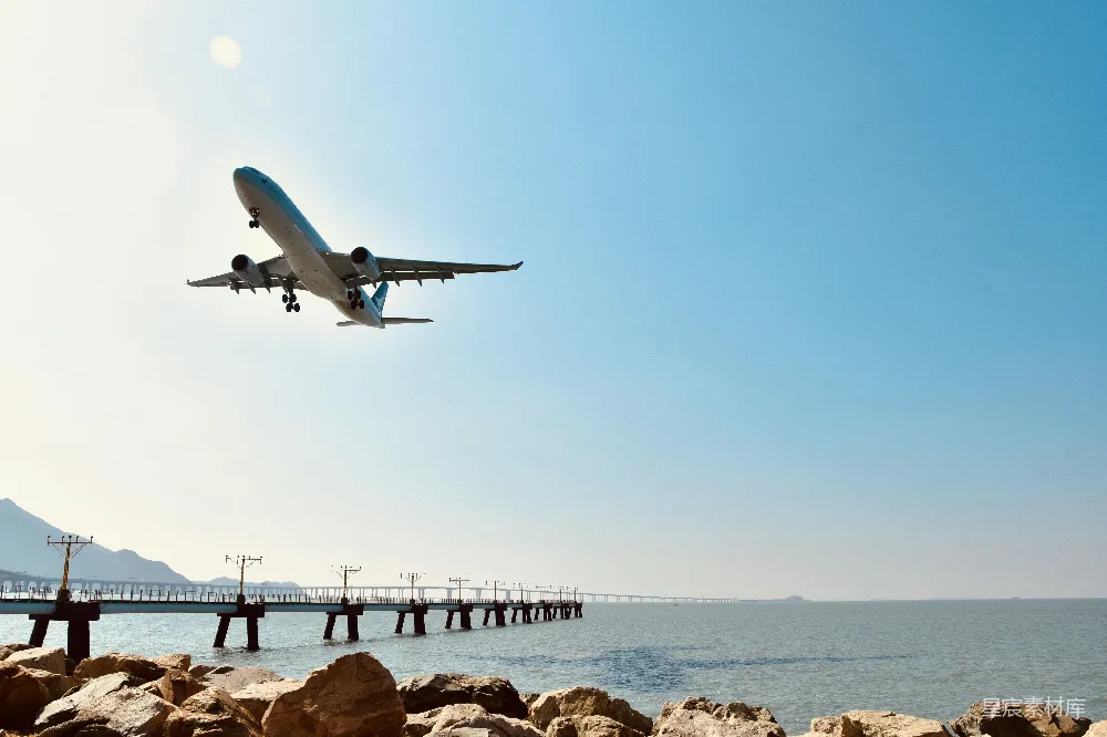 高清摄影 飞机 海港 桥梁 晴朗 旅行 飞机掠过海港